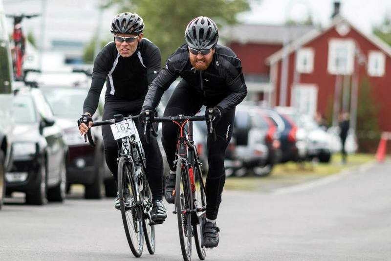 Yngvi Yngvason, formaður hjólreiðaklúbbsins Drangeyjar, t.h. í hörku keppni. Mynd: Hjólreiðafélag Akureyrar.