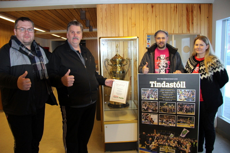 Kampakátir stjórnarmenn körfuboltadeildar Tindastóls, Stefán Jónsson, Björn Hansen og Ingólfur Jón Geirsson ásamt Sigríði Garðarsdóttur. Mynd: PF.