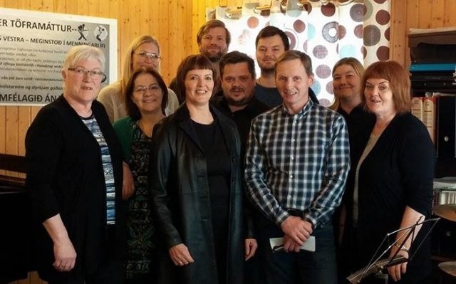 Skúli (annar frá vinstri) og Ólöf (þriðja frá vinstri) afhentu Tónlistarskólanum veglega gjöf, peningaupphæð sem safnað var í sameiginlegu afmæli þeirra fyrr í október.