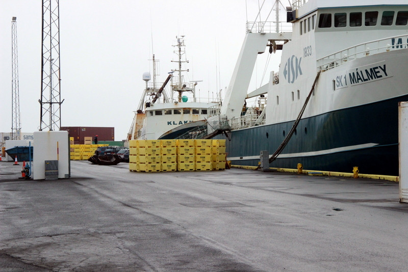 Skip voru tilbúin til að halda til veiða þegar verkfallið leystist en ís var lestaður sl. föstudag í Klakkinn. Mynd: PF.