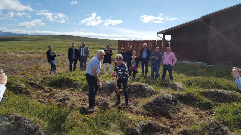 Ragnheiður Elín og Páll tóku fyrstu skóflustunguna að stækkun veiðihússins Ásgarðs við Laxá á Ásum. Mynd: huni.is.