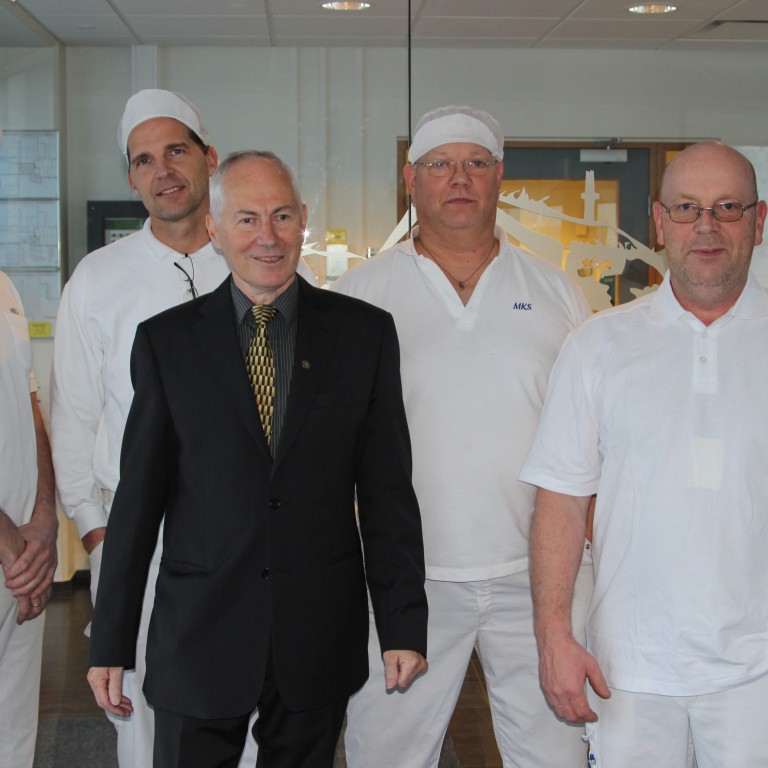 Snorri Evertsson, ásamt mjólkurfræðingum samlagsins, þegar Kaupfélag Skagfirðinga afhenti Snorra virðingavott í desember sl. fyrir starf hans í þágu mjólkurvinnslu í Skagafirði. Frá vinstri: Hilmar Baldursson, Jón Þór Jósepsson, Snorri, Helgi Ragnarsson og Svavar Sigurðsson. Mynd/KSE