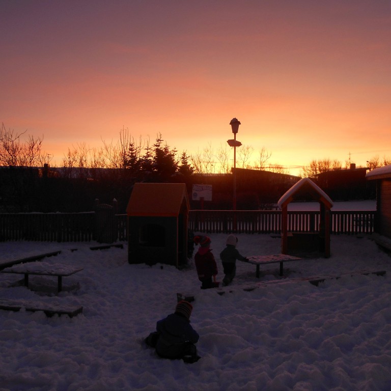 Börnin á leikskólanum Ársölum á Sauðárkróki nutu þess að leika sér úti í fallega veðrinu. Ljósm./Ásbjörg Valgarðsdóttir.
