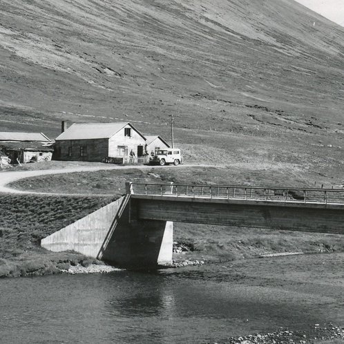 Mynd Björns Bergmann af Skrapatungu í Vindhælishreppi, myndin er að öllum líkindum tekin á bilinu 1970-1975 en hún birtist í Húnavöku II sem var gefin út 1978. Ljósmyndasafn Héraðsskjalasafns A-Hún.