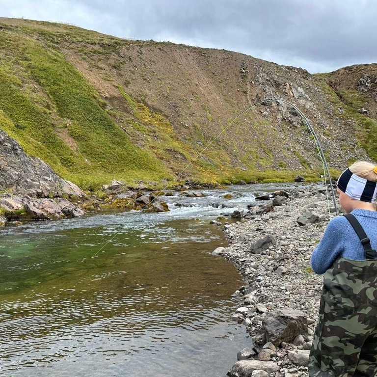 Ung stúlka við veiðar í Laxá í Laxárdal. Mynd: laxaskef.is