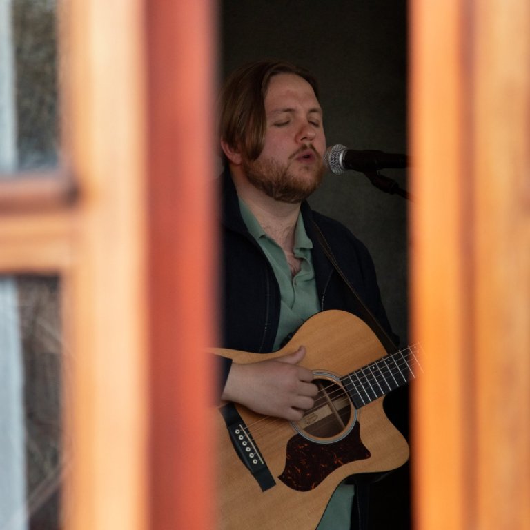 Sigvaldi Helgi Gunnarsson- Heima í stofu hjá Gunna og Guðnýju.MYND BRÍET GUÐMUNDSDÓTTIR