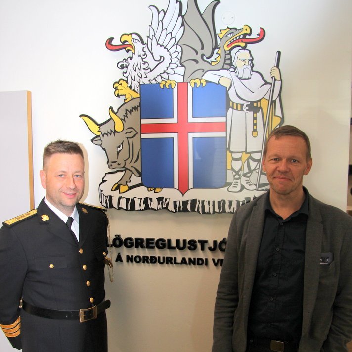 Gunnar Örn lögreglustjóri og Gísli Sigurðsson framkvæmdastjóri Tengils við opnun lögreglustöðvarinnar. Myndir:SHV