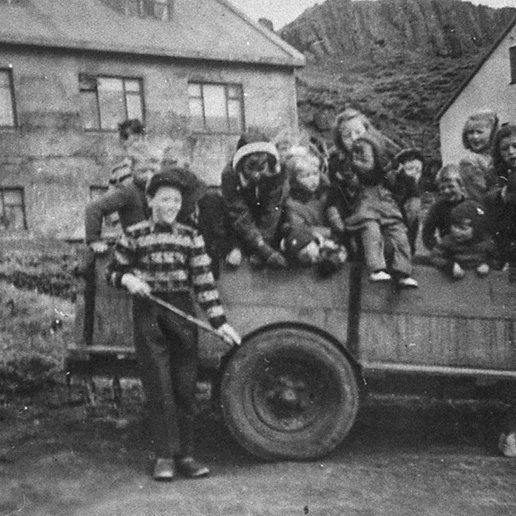 Gunnlaugur Björnsson á Harrastöðum með krakkana í Bankastræti vorið 1953 eða 1954 í mjólkurkerrunni sinni. Lengst til vinstri eru Biggi (Birgir Þórbjarnarson), Sveinn Torfi, Árni og Almar. Mynd: Ljósm. Ska.