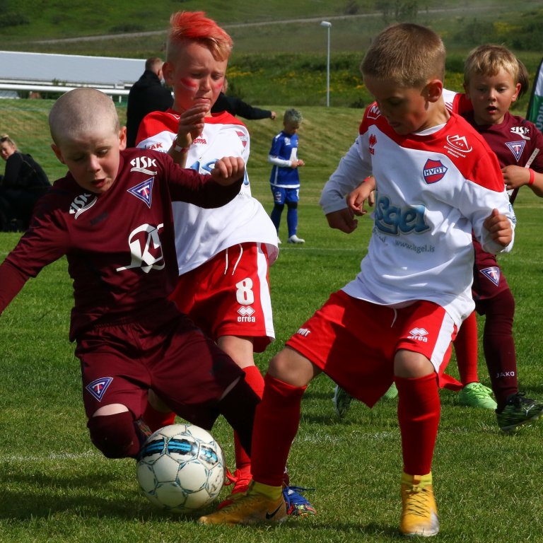 Hörkubarátta í leik heimamanna í Hvöt og Tindastóls. Mynd: Jóhann Sigmarsson.