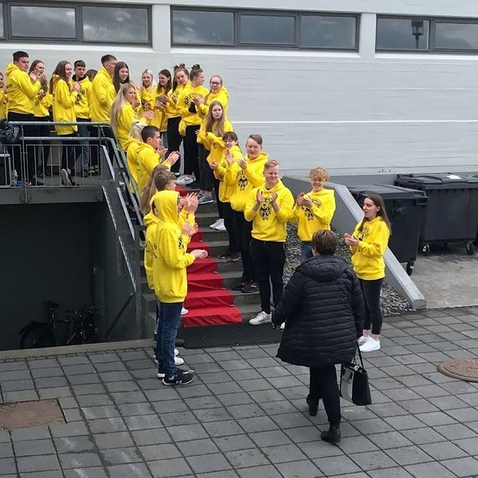 Glaðbeittir krakkar að fagna starfsmanni skólans. Mynd: Facebooksíða Árskóla