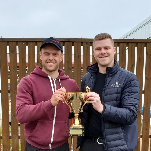 Guðlaugur Skúlason afhendir Ísaki Óla bikarinn fyrir íþróttamann Tindastóls. AÐSEND MYND.