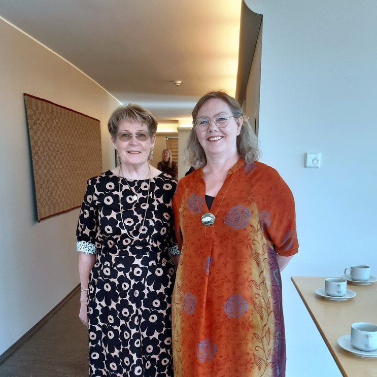 Elín safnstjóri og Ragnheiður veflistarkona.