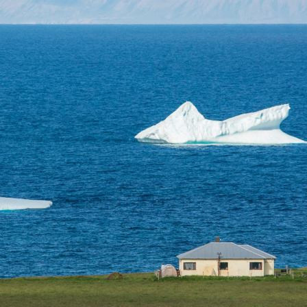 Borgarísjakinn í Húnaflóa. Mynd: Róbert Daníel Jónsson.