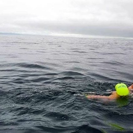 Magnea við kerlinguna í Drangey í upphafi sunds. AÐSENDAR MYNDIR.