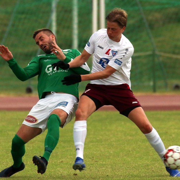 Það var hart barist í gær á Sauðárkróksvelli. MYND: Jóhann Sigmarsson