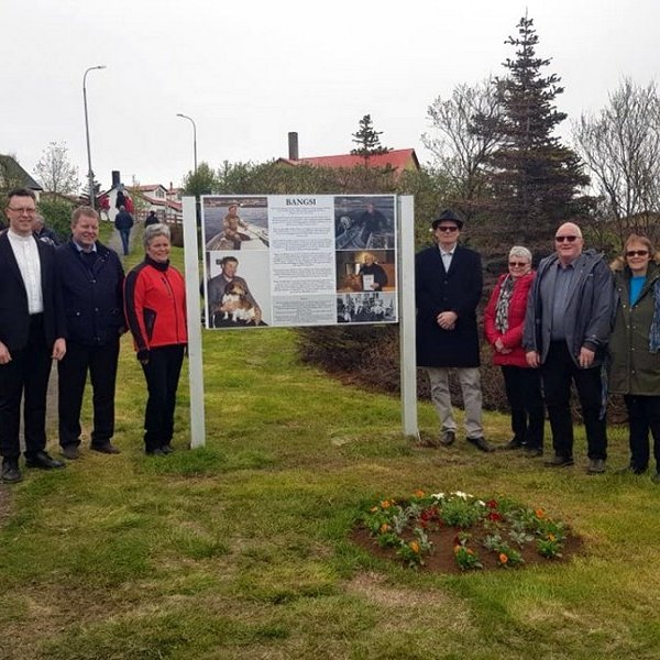 Minningarskiltið afhjúpað. Ljósmynd: Guðmundur Haukur