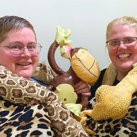 Margrét Berglind Einarsdóttir og Jóhanna Sveinbjörg Traustadóttir höfundar gleðileiksins Þytur í laufi: Villimenn og villtar meyjar sem frumsýndur verður um helgina. Aðsendar myndir.