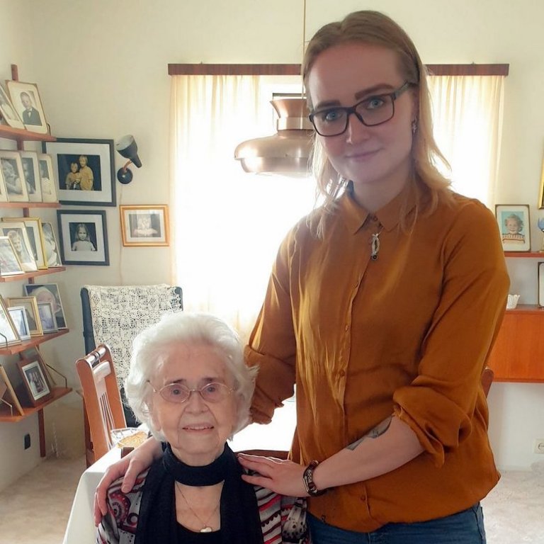 Bína á afmælisdaginn sinn ásamt barnabarni sínu og nöfnu, Jakobínu Ragnhildi Valgarðsdóttur. AÐSENDAR MYNDIR.