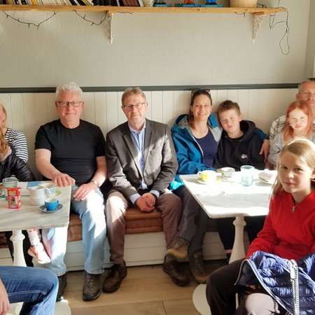 Í Sauðárkróksbakaríi áður en ráðist var í verkefni dagsins á ræktunarsvæði Brimnesskóga. F.v. Vinicius Tragante do Ó, Saga í fanginu á ömmu sinni Helgu Ottósdóttur, Stefán S. Guðjónsson, Steinn Kárason, Líf Magneudóttir, Styrkár Flóki Snorrason í horninu er Snorri Stefánsson og Hólfríður Helga í fanginu á honum. Fremstar á myndinni eru Bríet Magnea Snorradóttir og Guðrún Stefánsdóttir lengst til hægri. Mynd úr bakaríi: PF, en myndir af vettvangi Brimnesskóga eru aðsendar.