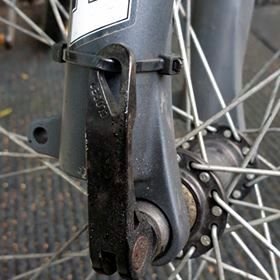 Margir hafa tekið upp á því að festa hjólaklemmuna með dragbandi. Mynd:facebook/Lögregla höfuðborgarsvæðisins