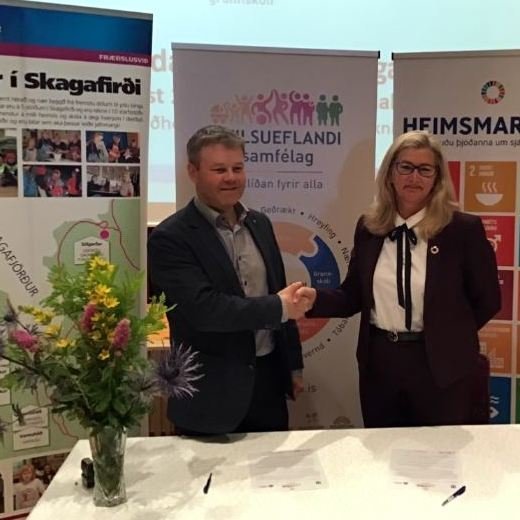 Sigfús Ingi Sigfússon sveitarstjóri og Alma Möller landlæknir undirrita samning um Heilsueflandi Samfélag á árlegum fræðsludegi skólanna í Skagafirði í fyrra. Mynd: skagafjordur.is