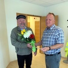 Glaðbeittur Dóri tekur við blómum frá Gylfa. Mynd: FISKseafood.