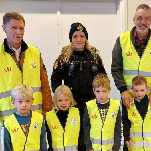 Karl Lúðvíksson, Eva Líney Þorláksdóttir og Emil Björnsson ásamt nemendum 1. bekkjar Höfðaskóla á Skagaströnd en þau heimsóttu skólana í Húnavatnssýslum. Í Skagafirði var skipt um áhöfn en þá slógust Karel Sigurjónsson Kiwanismaður, Birgir Jónasson lögreglustjóri og Guðrún Aníta Hjálmarsdóttir lögreglukona, í hópinn. Aðsendar myndir.