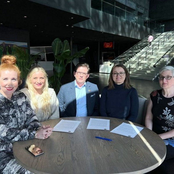 Á myndinni undirrita fulltrúar SSNV, SSNE, EIMS og Háskólans á Hólum samstarfsyfirlýsinguna. Sesselja Barðdal (Eimur), Anna Lind Björnsdóttir (SSNE), Rögnvaldur Guðmundsson (SSNE), Unnur Valborg Hilmarsdóttir (SSNV) og Erla Björk Örnólfsdóttir (Hólar).
