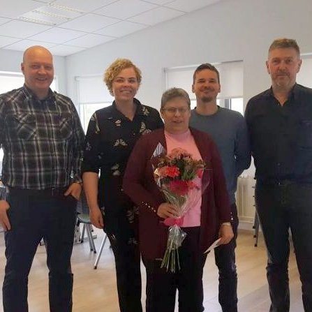 Hólmfríður tekur við viðurkenningarvotti. Með henni á myndinni eru: Ásmundur Baldvinsson, Hulda Björg Jónsdóttir, Ívar Már Marteinsson og Guðni Ólafsson. Ljósmynd: Fisk Seafood.