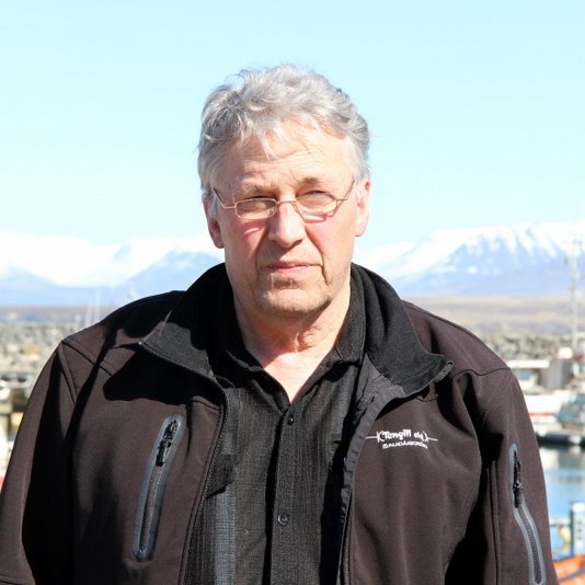 Ingi Sighvats segir frá skemmtilegu ævintýri sem átti sér stað á vordögum 1965 er hafís barst inn Skagafjörð og lokaði firðinum með þeim afleiðingum að myndarleg loðnutorfa varð innlyksa sem hann tók þátt í að veiða. Á þessari mynd stendur hann á landfyllingu við smábátahöfnina á Sauðárkróki, þar sem veiðarnar fóru m.a. fram áður.