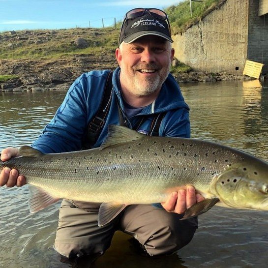 Stoltur veiðimaður í Miðfjarðará. Mynd: FB/midfjardara lodge