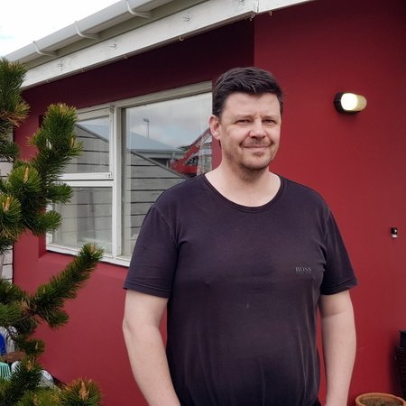 Skagfirðingurinn Ragnar Bjarnason er byggingarverkfræðingur og starfar sem útibússtjóri Verkís á Akureyri. Hér er hann fyrir framan hús móður sinnar á Sauðárkróki. Mynd: PF.