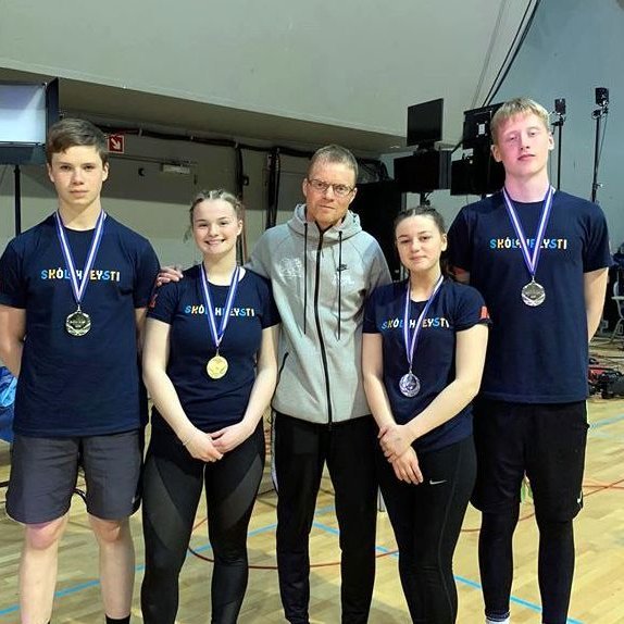 Keppendur Grunnskólans Húnaþings vestra ásamt Magnúsi Eðvalds. Mynd: Facebooksíða Skólahreysti.