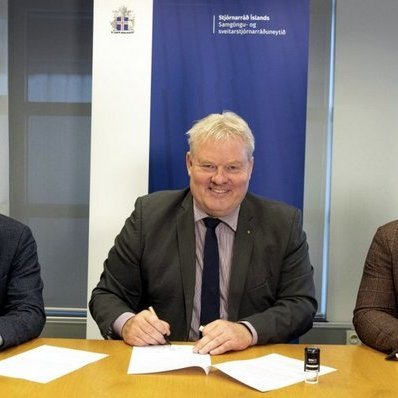 Frá undirritun sl. föstudag. Frá vinstri: Sigfús Ingi Sigfússon sveitarstjóri, Sigurður Ingi Jóhannsson samgöngu- og sveitastjórnarráðherra og Haraldur Benediktsson varaformaður fjarskiptasjóðs. Mynd: skagafjordur.is