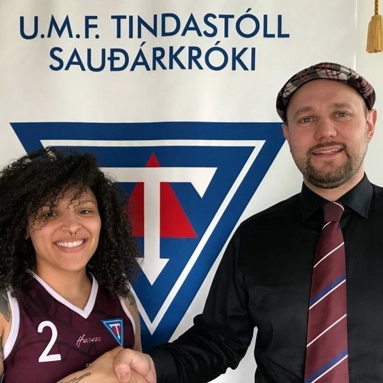 Tess með Ingólfi formanni körfuknattsdeildarinnar. MYND: TINDASTÓLL