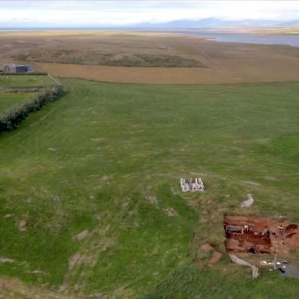 Hér sést hvar klaustrið er staðsett rétt við Þingeyrarkirkju. Skjáskot af ruv.is