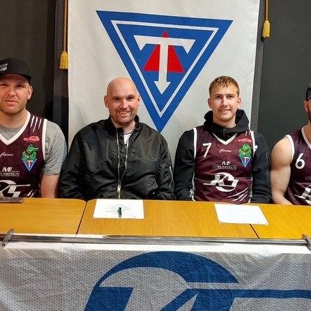 Leikmenn meistaraflokks karla undirrita samningana, ásamt Degi formanni Körfuknattleiksdeildar Tindastóls.