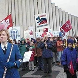 Köfuganga að leggja af stað frá Hallgrímskirkju í Reykjavík á 1. maí árið 2000. Mynd tekin af Vísindavefnum.
