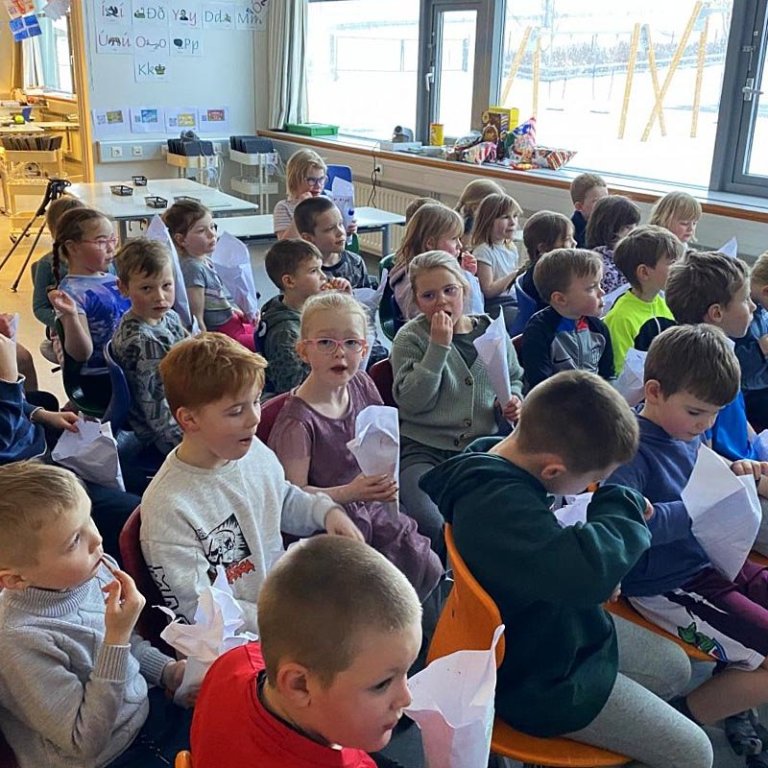 Nemendur glaðbeittir á 100 daga hátíðinni. MYND AF VEF ÁRSKÓLA