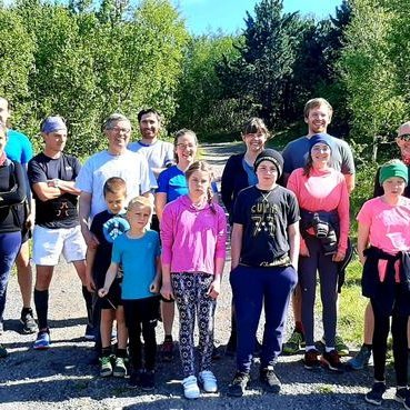 Þátttakendur í hlaupinu. Myndir: Facebooksíða Ungmennafélagsins Hjalta.