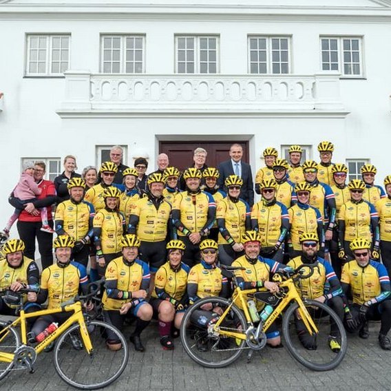 Hópurinn heimsótti Bessastaði á dögunum og er hér ásamt forseta Íslands, Guðna Th. Jóhannessyni. Aðsend mynd.