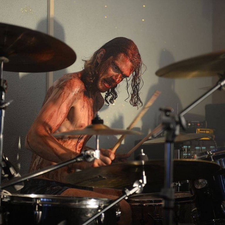 Blóðugir og allsberir á reykfylltu sviðinu