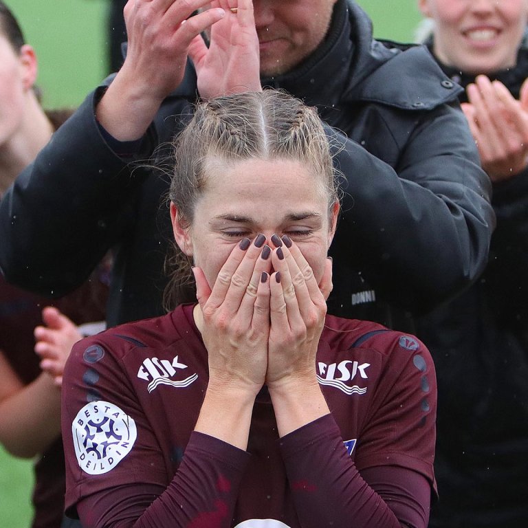 Hannah Cade kvödd. Í bakgrunni eru Donni þjálfari og Stólastúlkur og gefa henni gott klapp. MYND: ÓAB