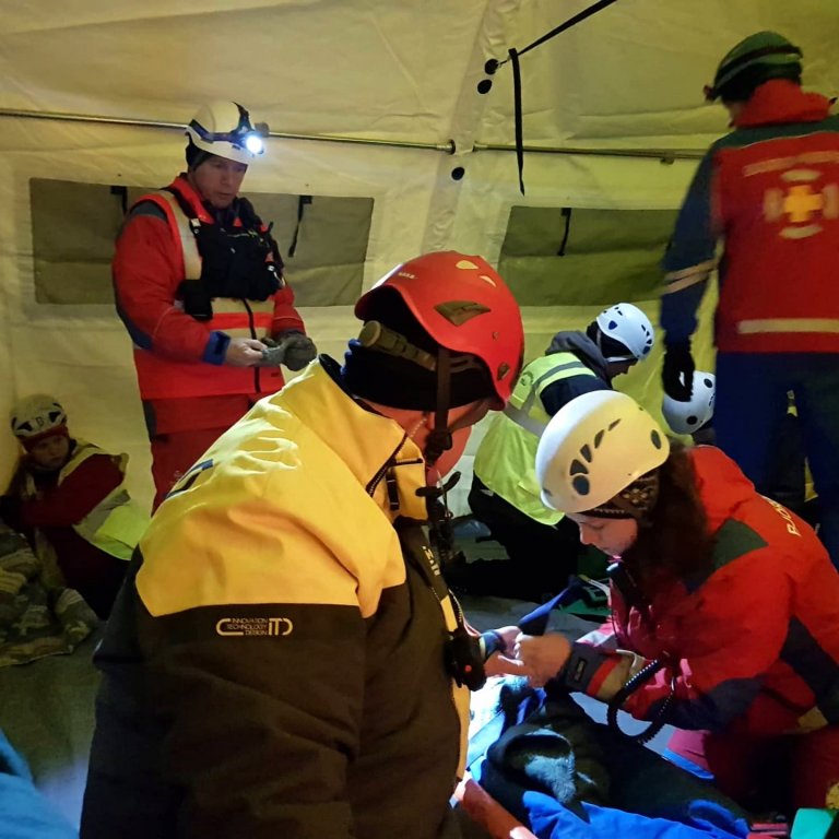 Frá hópslysaæfingu um helgina. Eins og sjá má kemur tjaldið vel út fyrir björgunarstörf. Mynd: Ásta Birna.