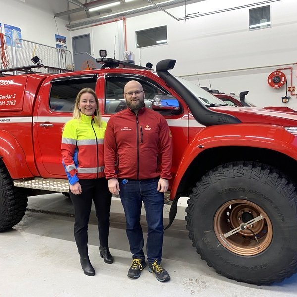 Hafdís Einarsdóttir, formaður Skagfirðingasveitar og Erlingur Þór Tryggvason, Hjálparsveit skáta í Garðabæ, hvar bíllinn var keyptur. Aðsendar myndir