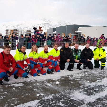 Björgunarsveit, slökkvilið og lögregla kveiktu á ljósum og sírenum tækja sinna við mikla lukku krakkana í Ársölum á Sauðárkróki. Myndir: PF.