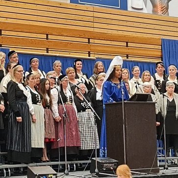 Fjallkonan Andrea Maya Chirikadzi flytur ljóð eftur Friðrik Hansen