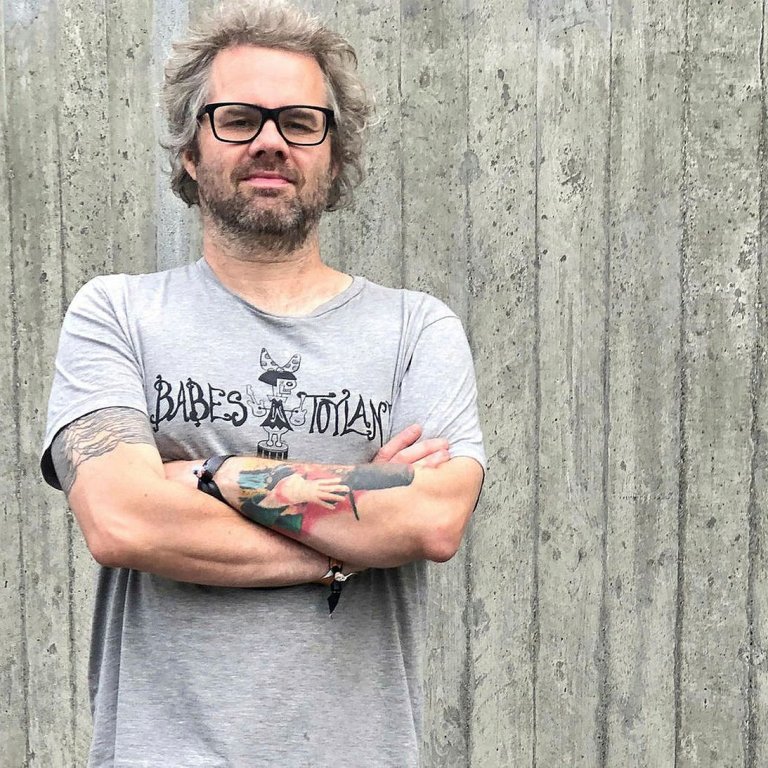 Arnari Eggerti stillt upp við vegg. MYND: MÓHEIÐUR HLÍF GEIRLAUGSDÓTTIR