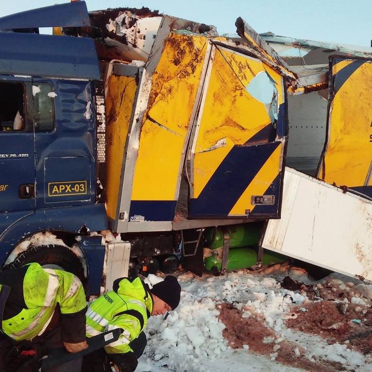 Björgunarsveitarmenn frá Húnum aðstoða við að bjarga farminum og koma bílnum aftur upp á veg. Ljósmyndir/Helgi Þór og Michael Björn - Húnar.