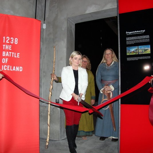 Frá opnun sýningarinnar um valdabrölt Íslendinga á þrettándu öld. Ártalið 1238 vísar í Örlygsstaðabardaga, fjölmennustu orrustu sem háð hefur verið á Íslandi. Hún fór fram við eyðibýlið Örlygsstaði í landi Víðivalla í Blönduhlíð í Skagafirði þann 21. ágúst 1238. Mynd: PF